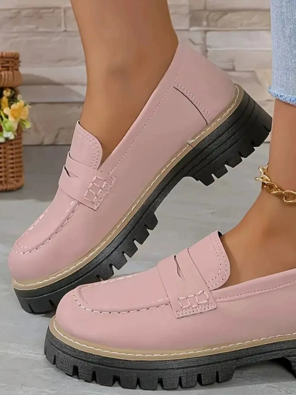 Casual sandblasted British style women's shoes with thick heels and retro design