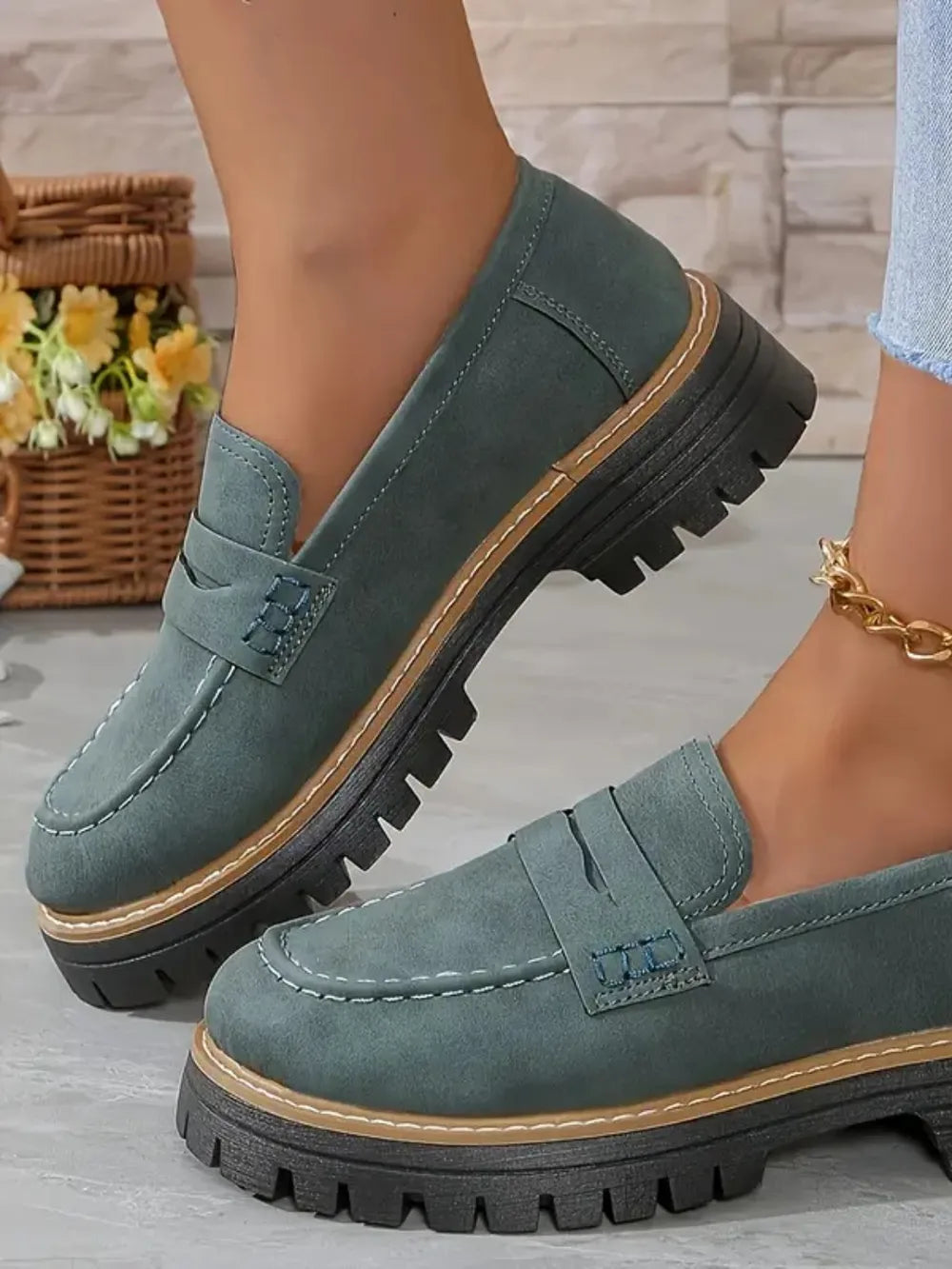 Casual sandblasted British style women's shoes with thick heels and retro design